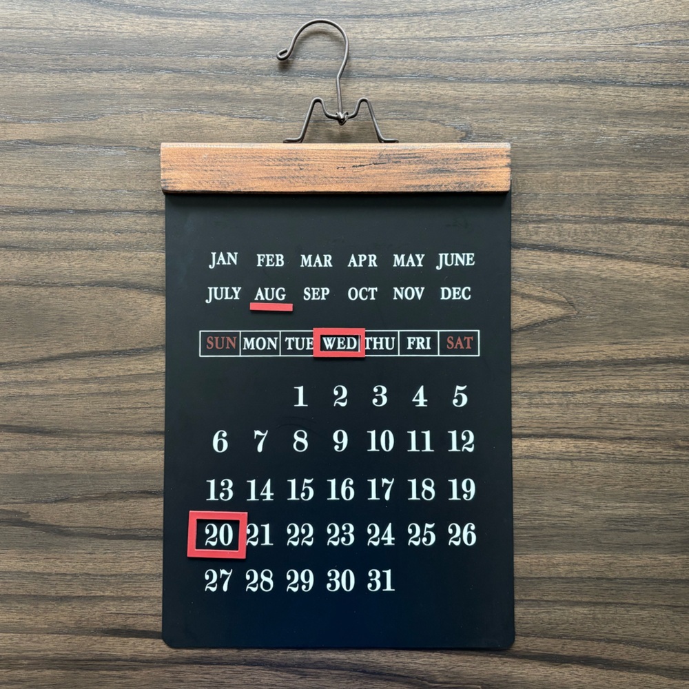 Hanging magnetic perpetual calendar (16x11.25in)